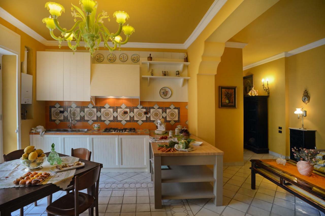 Donna Filomena Casa Vacanza Di Charme Salerno Exteriör bild
